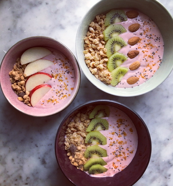 Lyserøde smoothie bowls