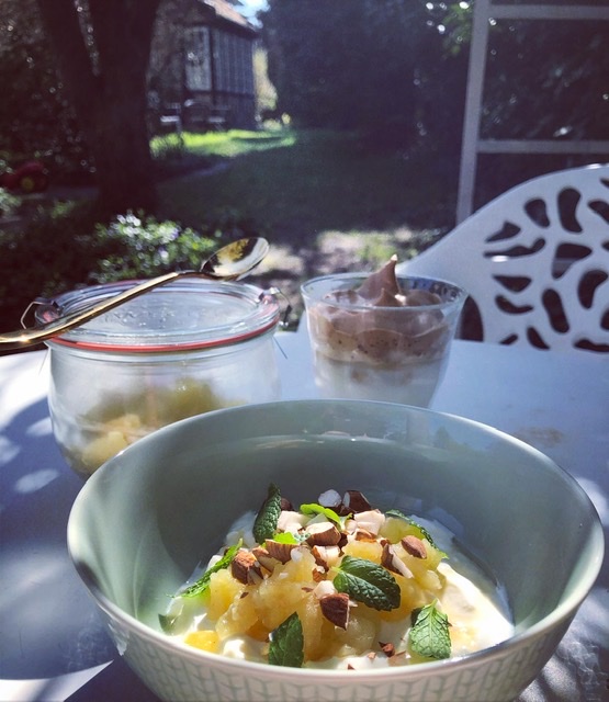 Græsk yoghurt med æblekompot i haven