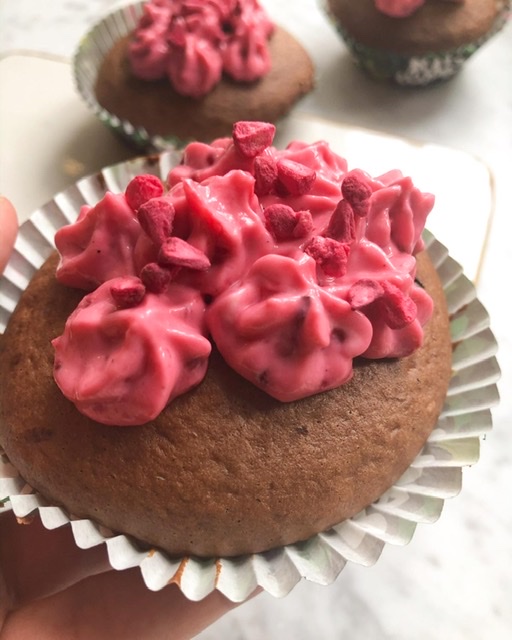 Chokolade-banan muffins uden smør closeup