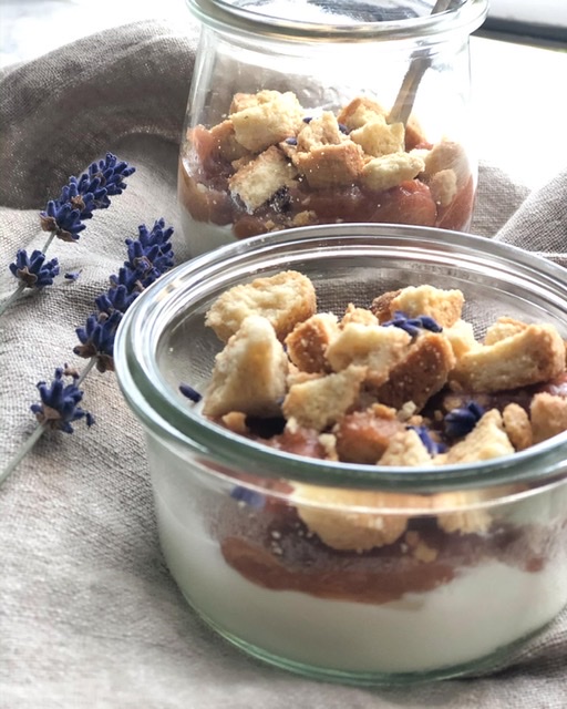 Sommerdessert med rabarber-jordbærkompot