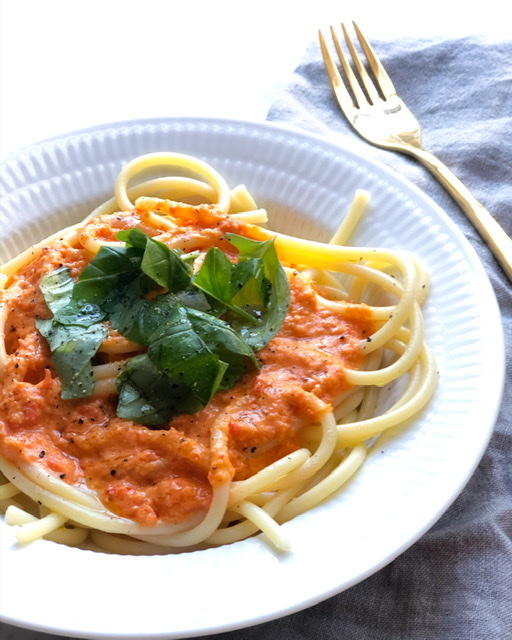 Pasta med rød peberfrugtspesto