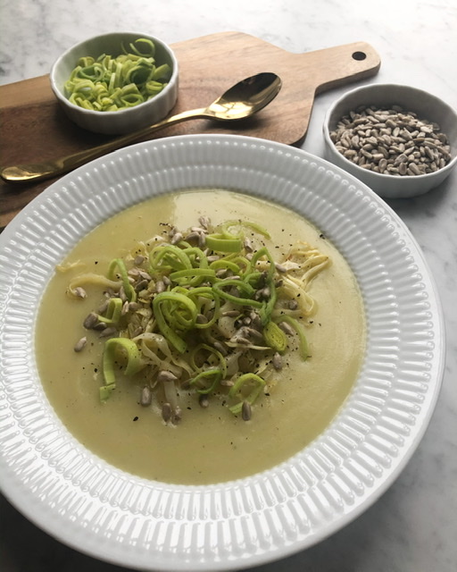 Kartoffel-porresuppe med ingefærmarineret spidskål