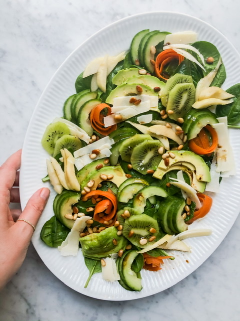 Babyspinatsalat med avokado, kiwi og pære